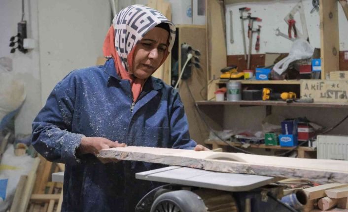 Sedir imalatı yapan kadın girişimci tek başına hem üretiyor hem onarıyor