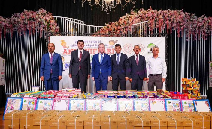 Şehitkamil’de ana sınıfı öğrencilerine kırtasiye seti armağan edildi