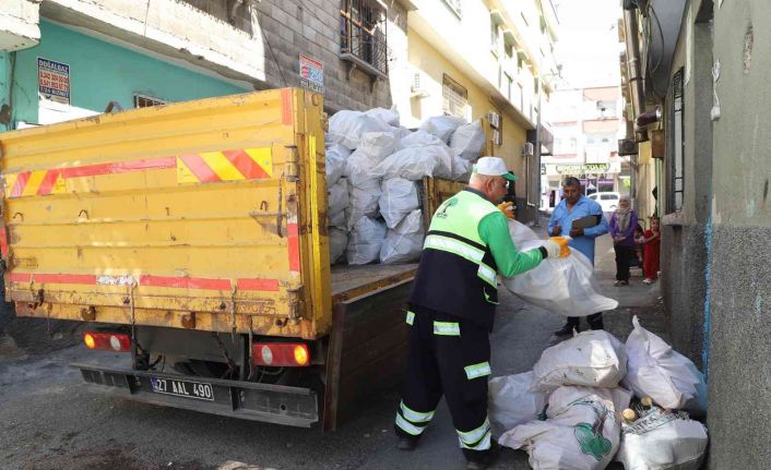 Şehitkamil’de budamadan elde edilen odunlar dar gelirli ailelerle yakacak olarak dağıtıldı
