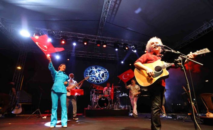 Selçuk’ta Yeni Türkü konseri ile kurtuluş coşkusu