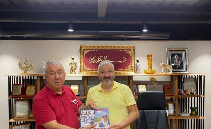 Serdar Ünsal, “Soykırım Ve Yüreğim İrevan’da Kaldı“ romanını Mehmet Sadıç’a hediye etti