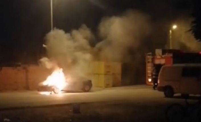 Seyir halindeki otomobil alev aldı
