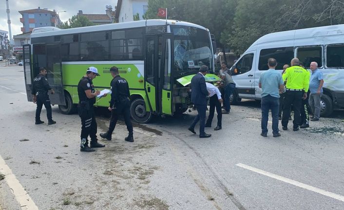 Seyir halindeyken lastiği patlayan halk otobüsü, park halindeki servise çarptı: 3 yaralı