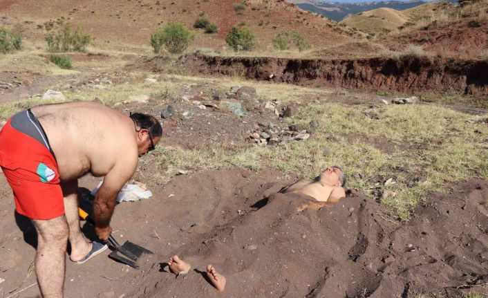 Söğütlü derenin mineralli kumlarında şifa arıyorlar