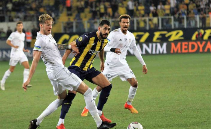 Spor Toto Süper Lig: MKE Ankaragücü: 1 - Beşiktaş: 2 (İlk yarı)