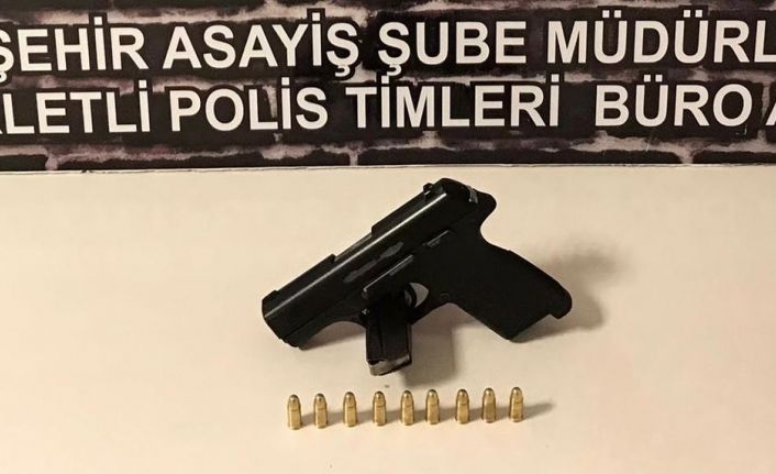 Şüpheli şahsın üzerinden 1 adet ruhsatsız tabanca ve mermiler ele geçirildi