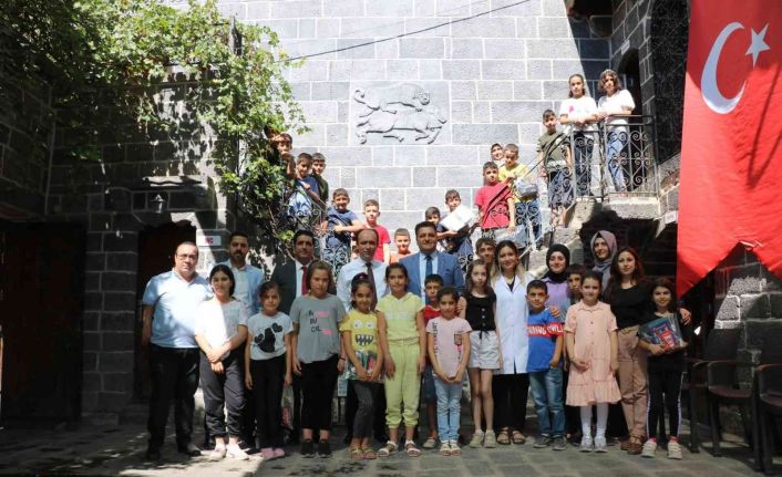 Sur Kaymakamı Solak, gençlik merkezinde kursiyerlerle bir araya geldi