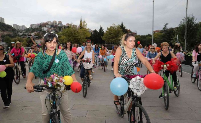 Süslü kadınlar İzmit’in sokaklarına renk kattı