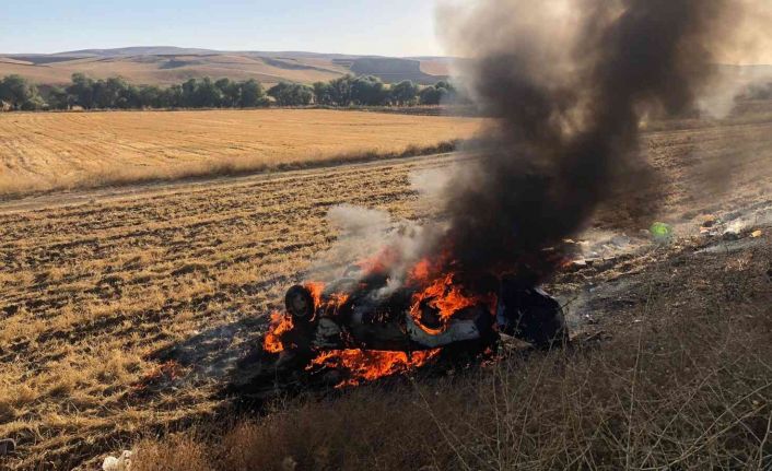 Takla atan otomobil alev topuna döndü: Aynı aileden 4 kişi son anda kurtarıldı