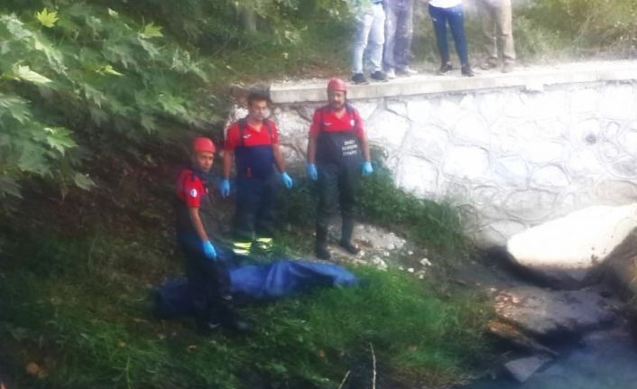Tarlasını sulamak isteyen eski muhtar, kanala devrilen traktörün altında can verdi