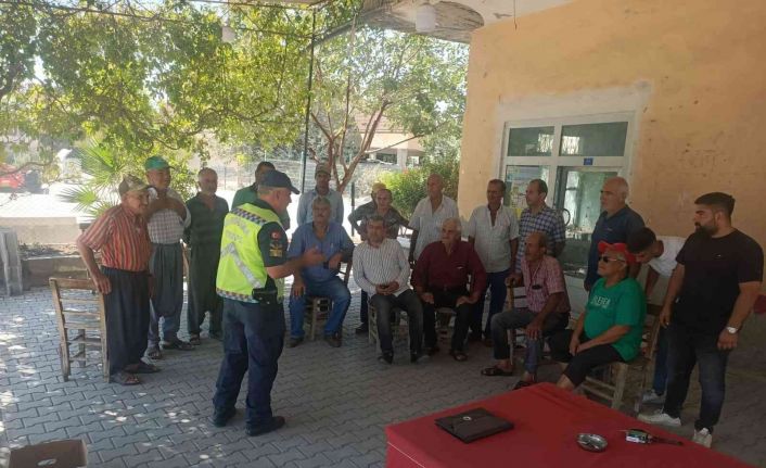 Tarsus jandarması okul ve kahvehanelerde trafik eğitimi veriyor