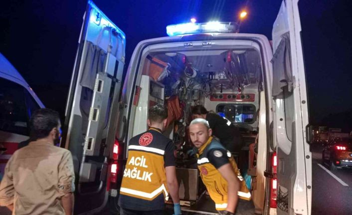 TEM Otoyolu’nda kontrolden çıkan otomobil önce otomobile sonra hafriyat kamyonuna çarptı: 4 yaralı