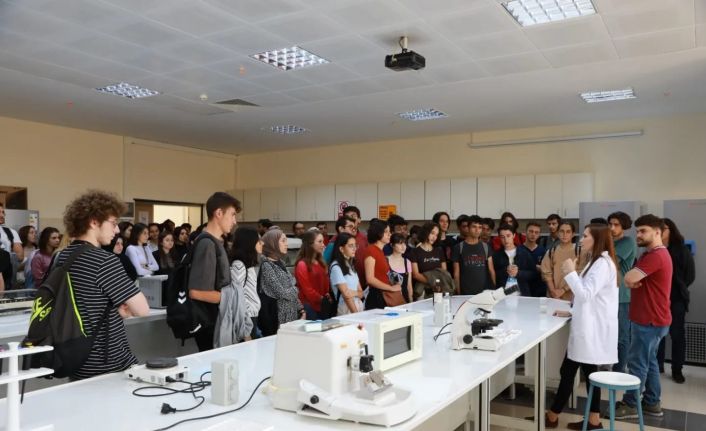 Tıp Fakültesi birinci sınıf öğrencileri, oryantasyon eğitimleri çerçevesinde kurumu tanıyor