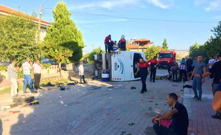 Tır kontrolsüz kavşakta işçi servisine çarptı: 2’si ağır 17 kişi yaralandı