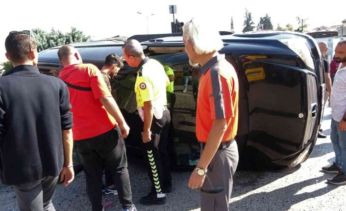 Tur minibüsü hasta nakil minibüsüne arkadan çarptı; şoför yan yatan minibüsten kendi çıktı