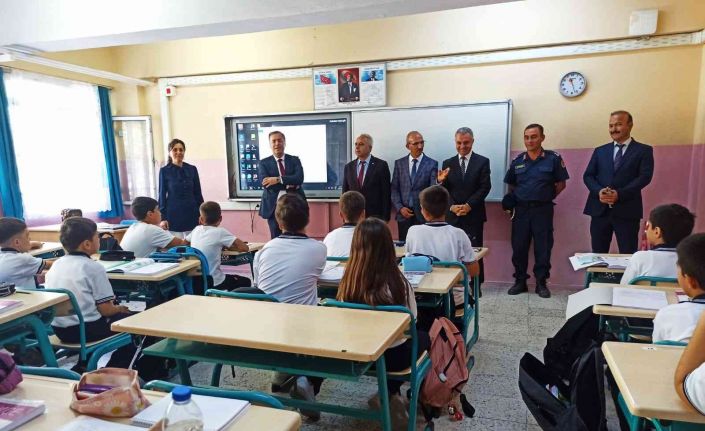 Turgutlu protokolü miniklerle sıralarını paylaştı, heyecanlarına ortak oldu