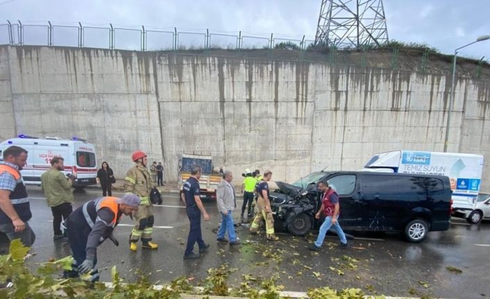 Tuzla’da refüjü aşan kamyonet karşı şeritten gelen minibüse çarptı: 2 yaralı