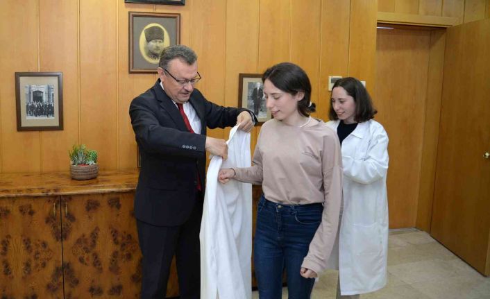 Uludağ Üniversitesi Tıp Fakültesini kazanan ikizlere Rektör’den doğum günü sürprizi