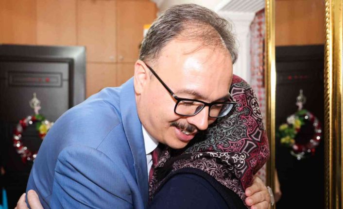 Vali Kızılkaya şehit ailesini ziyaret etti