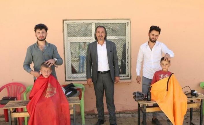 Van’da berber ve kuaförler kırsal kesimlerdeki çocukların saçlarını tıraş edip kırtasiye malzemesi dağıttı