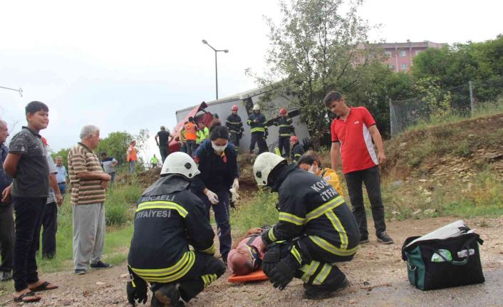 Yağış kazayı beraberinde getirdi, TEM’de tır ağaçlık alana girdi: 1 yaralı