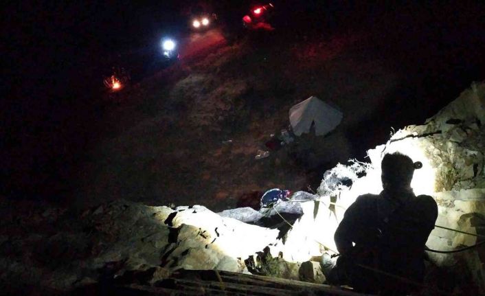 Yaramaz keçi öyle bir yere çıktı ki inemeyince ekipler alarma geçti
