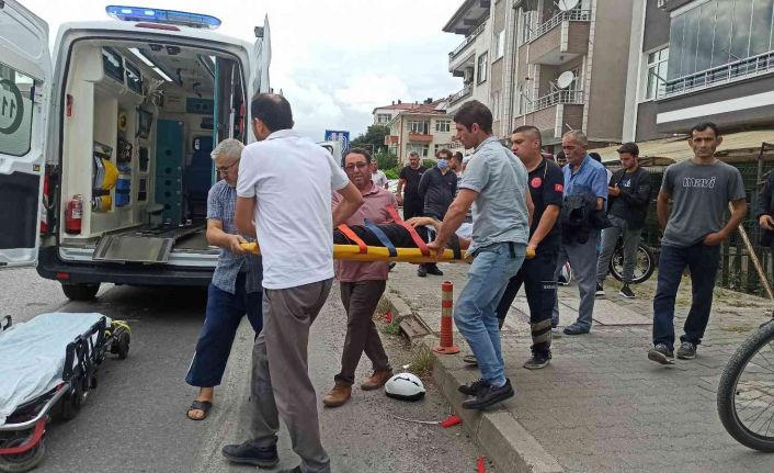 Yaya geçidinden geçen motosiklete hafif ticari araç çarptı: 1 yaralı