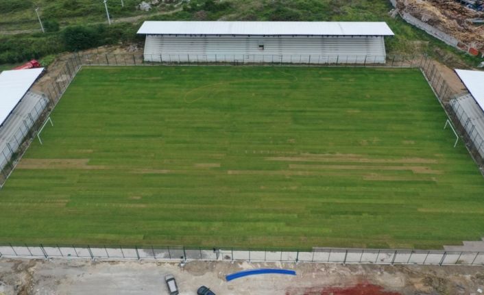 Yedek stadın çimleri serildi