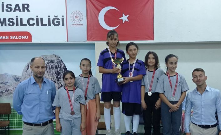 Yeşilaylı çocukların masa tenisi turnuvasında başarı kazandı