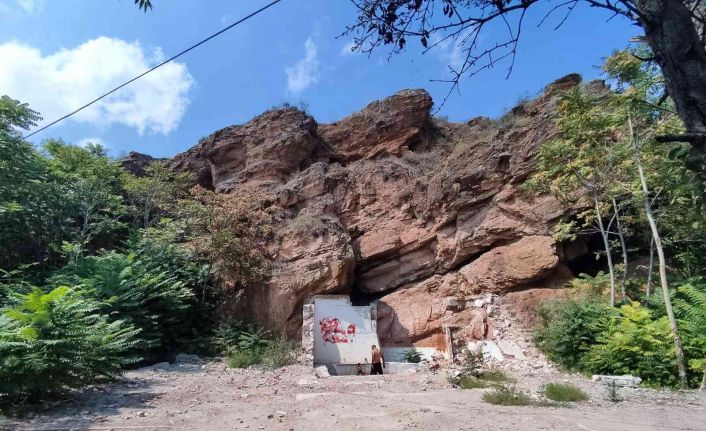 Yıkılan tarihi hamamın suyu şifa arayanların hala uğrak noktası oluyor