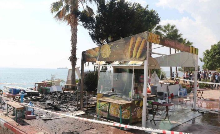 Yıkım kararı verilen büfe yandı