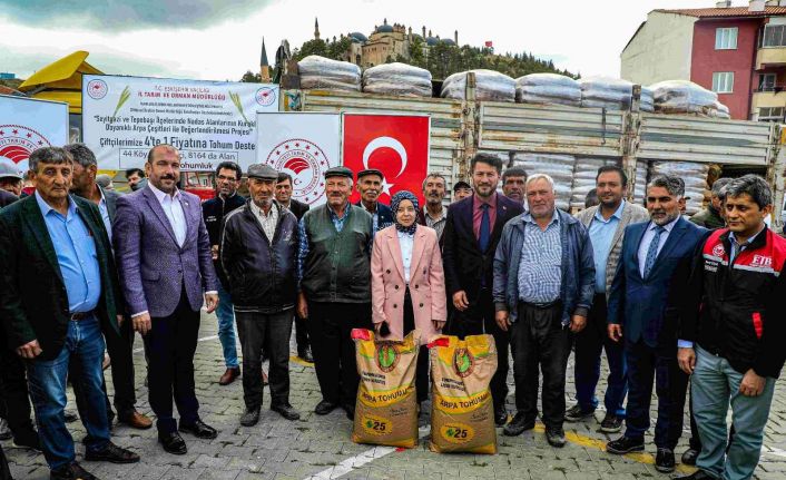 Yüzde 75 hibe destekli 103 ton arpa tohumu üreticiye teslim edildi
