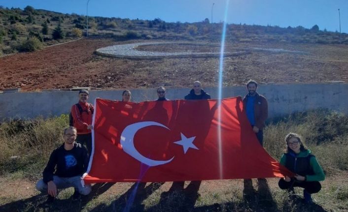 10 kilometre yürüyerek dağ yamacında yer alan büyük Türk bayrağına ulaştılar