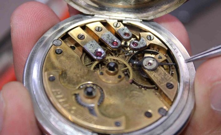 1860’lı yıllardan kalma İsviçre marka köstekli saat nostaljiseverlerin beğenisi topluyor