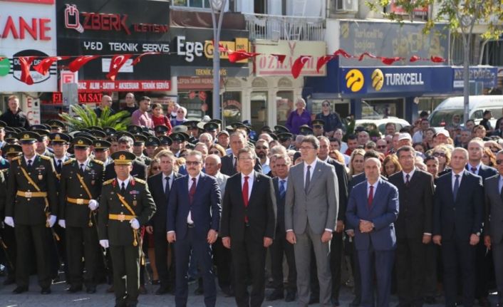 29 Ekim Cumhuriyet Bayramı kutlamaları çelenk sunma töreni ile başladı