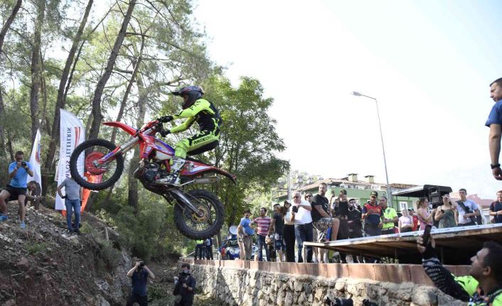 32 ülkeden 350 sporcunun katıldığı etkinlikte vatandaşlara çekilişle kask dağıtıldı