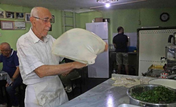 78 yaşındaki börek ustası yaptığı işle gençlere taş çıkartıyor