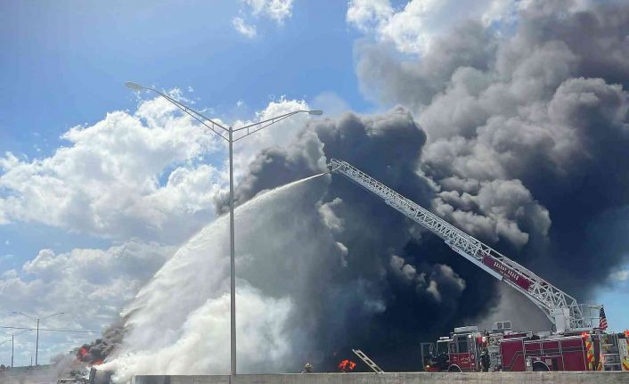 ABD’de otoyolda devrilen tanker alev topuna döndü