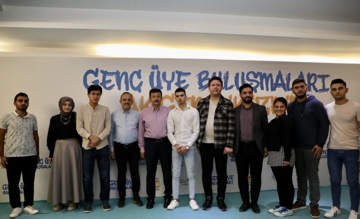 AK Parti İzmir’e genç takviye