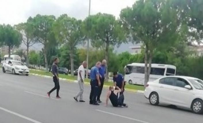 Akan trafikte yola yatan avukat, kendisine yardım etmek isteyen kadına dehşeti yaşattı