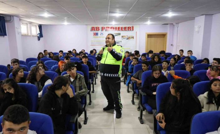 Aksaray emniyeti 18 okulda bin 747 öğrenciye temel trafik eğitimi verdi