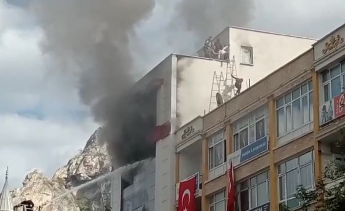 Amasya’da 5 katlı iş yerinde yangın: Çatıda mahsur kalan 5 çalışan kurtarıldı