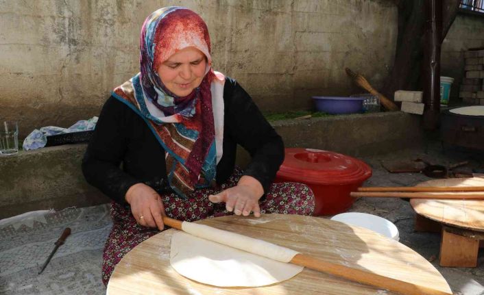 Amasyalı kadınlar kışlık ‘erişte ve ‘cimcik’ için kolları sıvadı