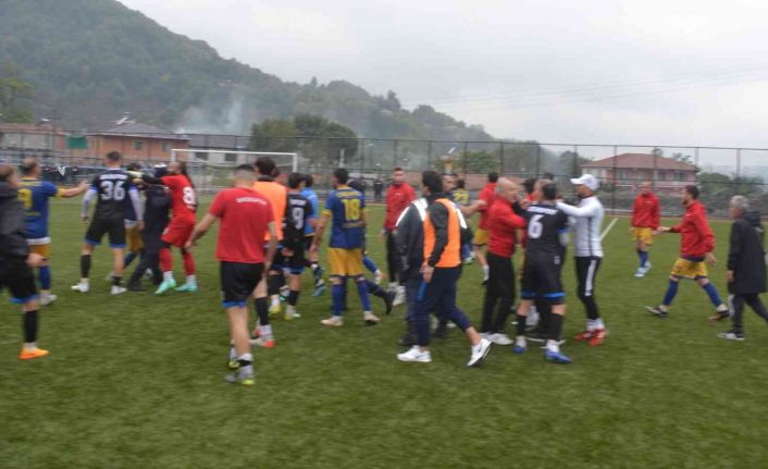 Amatör ligde ortalık karıştı, tekme ve yumruklar havada uçuştu