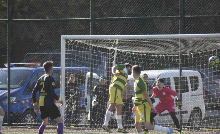Amatör maçta rakibiyle havada çarpışan futbolcu yürekleri ağza getirdi