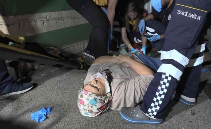 Ambulans yaya geçidindeki yaşlı kadına çarptı, ilk müdahaleyi ambulansta bulunan sağlıkçılar yaptı