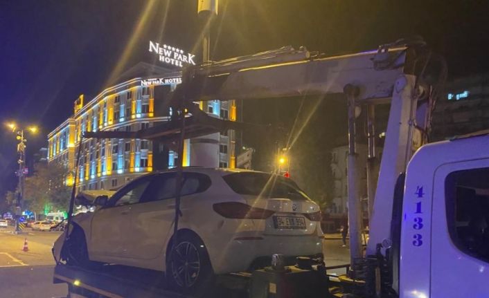 Ankara’da ticari taksi ile otomobil kafa kafaya çarpıştı, 1’i ağır 3 kişi yaralandı