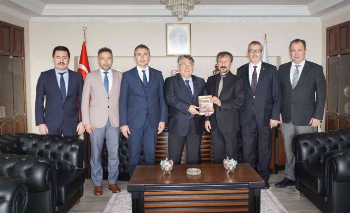 “Antik Çağdan Cumhuriyete Bir Kentin Tarihi” kitabını Rektör Özölçer’e takdim ettiler