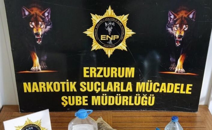 Arabanın silecek su haznesine sıvı metamfetamin sakladılar, polisten kaçamadılar