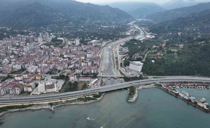 Artvin’de Kabisre Deresi ve yan kollarının taşkın kontrolü çalışmaları devam ediyor